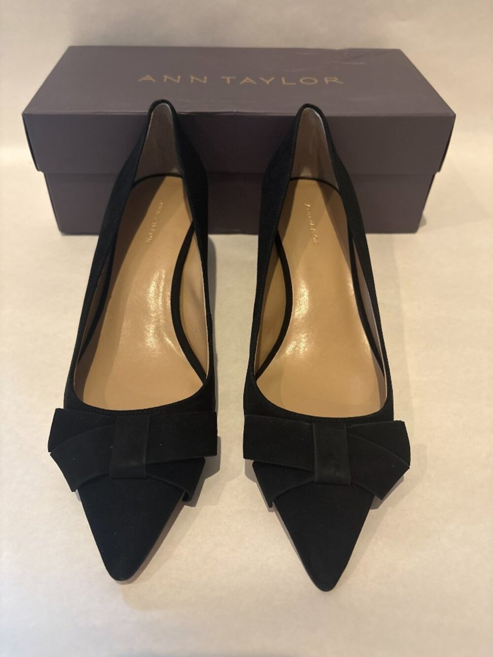 New In Box Ann Taylor Black Reese Bow Pumps Kitten Heel Size 9
